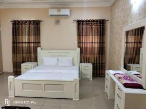 Een bed of bedden in een kamer bij 32 off Khayaban-e-Muhafiz