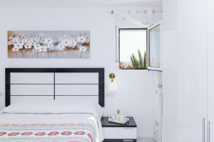 a white bedroom with a bed and a window at La Mata Londres 2 in La Mata