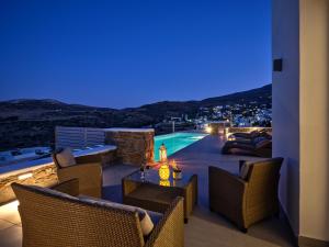 una villa con vista sulla piscina di notte di Villa Luxury Magic View a Lefkes