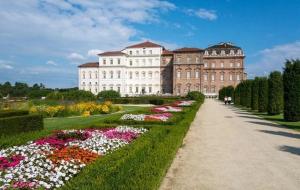 un grande edificio con giardino fiorito di IL MIO SOGNO FARMHOUSE a Venaria Reale