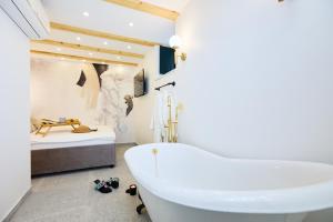 Ένα μπάνιο στο Exquisite Villa by Dominium - Old city +24 φωτογραφίες