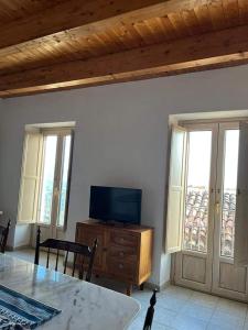 - un salon avec une télévision sur une commode en bois dans l'établissement la casa dei ricordi, à Castelluccio Superiore