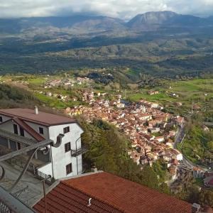 une vue aérienne d'une ville avec des montagnes en arrière-plan dans l'établissement la casa dei ricordi, à Castelluccio Superiore 35 autres photos