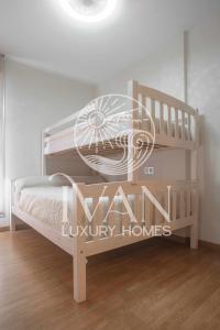 um quarto com um beliche com uma placa que lê casas de luxo acolhedoras em Casa OroMar IVAN LUXURY HOMES Chalet Adosado em Oropesa del Mar