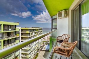 d'un balcon avec deux chaises et une vue sur l'océan. dans l'établissement Ely's Apartment, à Mamaia Nord – Năvodari