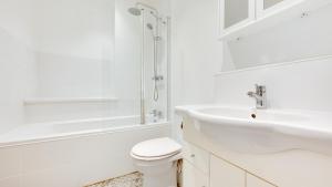 Et badeværelse på 3 Bed in Mumbles oc-hh668 + 34 billeder