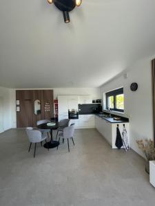 cocina y comedor con mesa y sillas en Casa 47, en Eupen