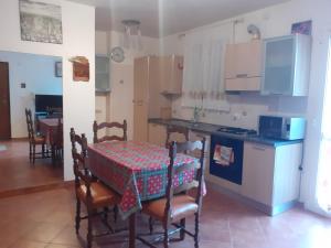 マリーナ・ディ・アンドーラにあるAppartamento in magnifica zona residenzialeの小さなキッチン(テーブル、テーブル、椅子付)