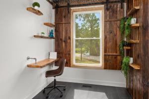 ein Büro mit einem Fenster, einem Schreibtisch und einem Stuhl in der Unterkunft Osceola Lake Retreat in Hendersonville