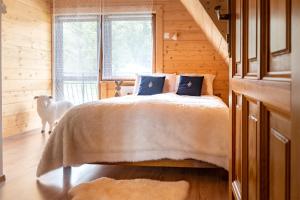 1 dormitorio con 1 cama en una casa de madera en Białasówka, en Kościelisko