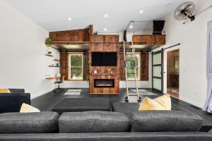 ein Wohnzimmer mit einem Sofa und einem TV in der Unterkunft Osceola Lake Retreat in Hendersonville