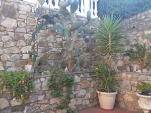 マリーナ・ディ・アンドーラにあるAppartamento in magnifica zona residenzialeの鉢植えの石壁