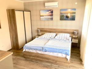 A bed or beds in a room at Unio Vendégház 1