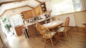 een keuken met een tafel en stoelen in een kamer bij Langland Road Apt in The Mumbles