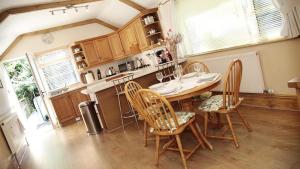 Dapur atau dapur kecil di Langland Road Apt