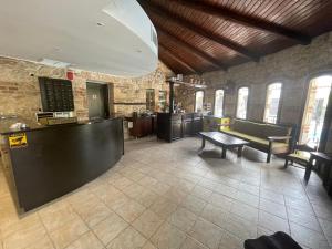 una habitación con una barra y una mesa en un edificio en Samel Hotel en Siviri