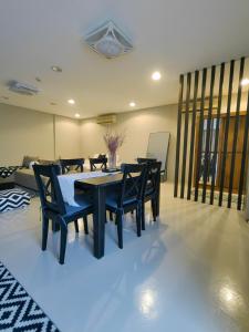 comedor con mesa negra y sillas en Villa 29 Suite A - Home Vacation en Dubái
