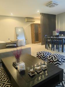 uma sala de estar com um sofá e uma mesa em Villa 29 Suite A - Home Vacation em Dubai