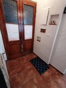 korytarz z drzwiami i podłogą wyłożoną kafelkami w obiekcie Apartment in Lovran w mieście Lovran