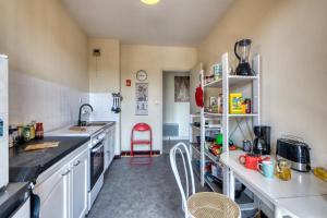 Kuchyňa alebo kuchynka v ubytovaní Appartement de charme au cœur de la Corrèze + 4 fotografie