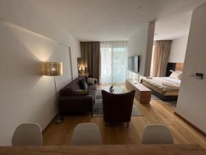Apartments Lux sea view في بودفا: غرفة معيشة مع أريكة وسرير