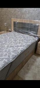 een groot bed in een kamer met een matras bij Résidence HALOUA in Oulad Kerroum