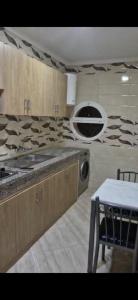 een keuken met een wastafel en een fornuis top oven bij Résidence HALOUA in Oulad Kerroum