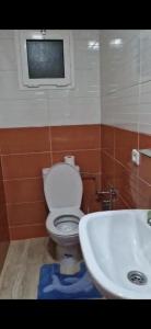 een badkamer met een toilet en een wastafel bij Résidence HALOUA in Oulad Kerroum