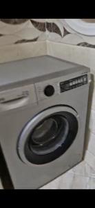een witte wasmachine in de badkamer bij Résidence HALOUA in Oulad Kerroum