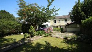 a yard of a house with a yard sidx sidx sidx sidx at Daisy Cottage in The Mumbles