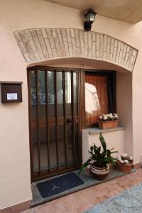 einen Eingang zu einem Haus mit einer Glastür in der Unterkunft La casetta di nonna Sesa in Viterbo