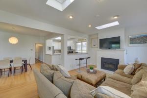 ein Wohnzimmer mit einem Sofa und einem Kamin in der Unterkunft Lovely Apartment in Long Beach 3 Blocks to Ocean! in Long Beach