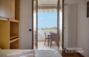 バルドリーノにあるLa Terrazza sul Lago - Immobiliare Azzurraのベッドルーム1室(ベッド1台、景色を望むテーブル付)