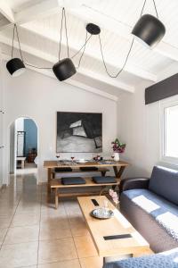 uma sala de estar com um sofá e uma mesa em Tsitsanis Home em Tympáki