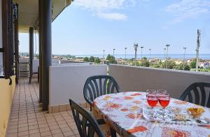 バルドリーノにあるLa Terrazza sul Lago - Immobiliare Azzurraのバルコニーの上にワイングラス付きのテーブル