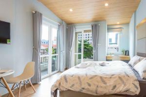 een slaapkamer met een groot bed en een balkon bij Zen Apartment in Ho Chi Minh-stad