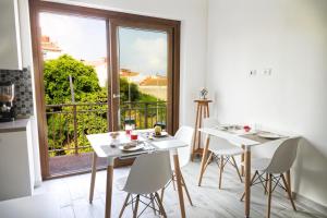 uma sala de jantar com uma mesa e cadeiras e uma janela em Mencin em Carloforte