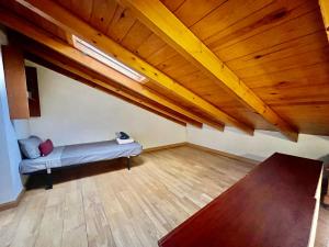 een kamer met een bank in een kamer met houten plafonds bij Luxury Duplex Malaga Center in Málaga