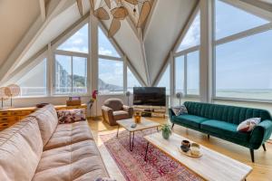 Le poséidon, gîte EXCEPTIONNEL face à la mer avec spa, terrasse, 4 chambres UN VRAI COUP DE COEUR的休息区