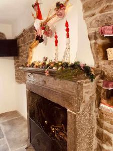 a fireplace with christmas decorations on top of it at Casa Vacanza Contado Latino in Belmonte del Sannio