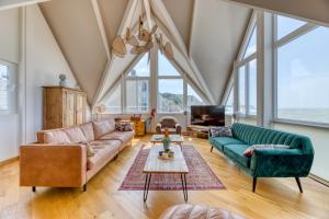 费康Le poséidon, gîte EXCEPTIONNEL face à la mer avec spa, terrasse, 4 chambres UN VRAI COUP DE COEUR的有两张沙发和一张桌子的客厅