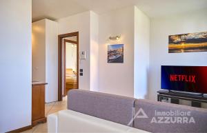 バルドリーノにあるLa Terrazza sul Lago - Immobiliare Azzurraのリビングルーム(ソファ、テレビ付)
