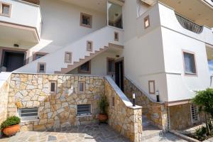 幾內塔的住宿－Ocean View Villa，一座拥有石墙和楼梯的建筑