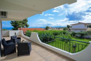Ocean View Villa tesisinde bir balkon veya teras