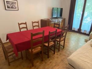 Jaujac的住宿－NOUVEAU Maison de la place，一间用餐室,配有红色的桌子和椅子
