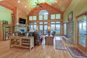 una sala de estar con un sofá y una mesa en Hiawassee Vacation Rental 1 Mi to Lake Chatuge!, en Hiawassee