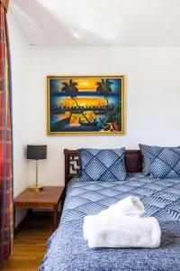ein Schlafzimmer mit einem Bett und einem Bild an der Wand in der Unterkunft Quiet Rum in Swedish villa in Huddinge