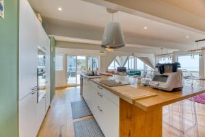 Le poséidon, gîte EXCEPTIONNEL face à la mer avec spa, terrasse, 4 chambres UN VRAI COUP DE COEUR的厨房或小厨房