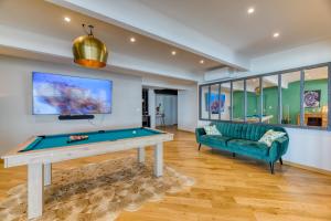 Le poséidon, gîte EXCEPTIONNEL face à la mer avec spa, terrasse, 4 chambres UN VRAI COUP DE COEUR内的一张台球桌
