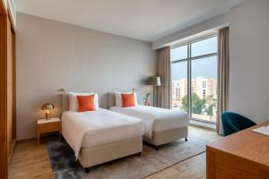 Vuode tai vuoteita majoituspaikassa Abesq Doha Hotel and Residences, an IHG Hotel